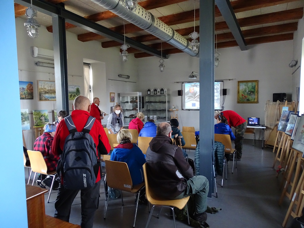 Uczestnicy wycieczki słuchają i oglądają prezentację multimedialną w Spichlerzu Książki w Brzeźnicy