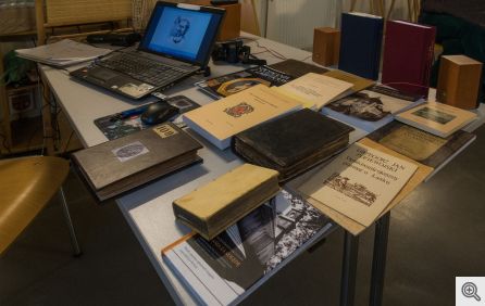 Laptop, książki, archiwalne dokumenty, zbiór materiałów doktora Jana Rodaka doktora 